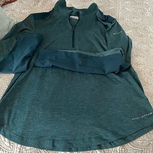 Like new condition Columbia 1/4 zip long sleeve.